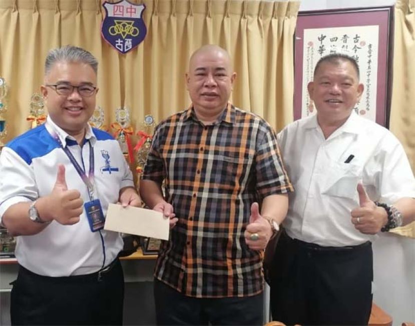 吴豪忠（中）移交邀请函予四中校长官晨阳，右为筹委陈中兴。