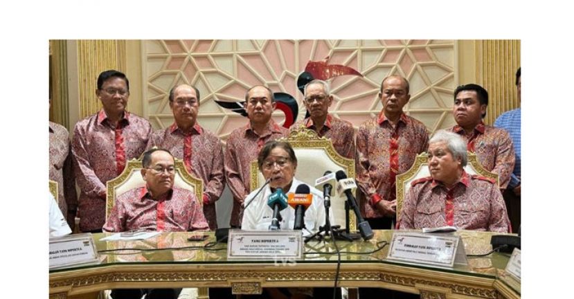 阿邦佐哈里（前排中）在主持土保党最高理事会会议后向媒体发表谈话。