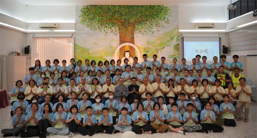 第二届"走出去，动起来"中学生学佛营的大合影。