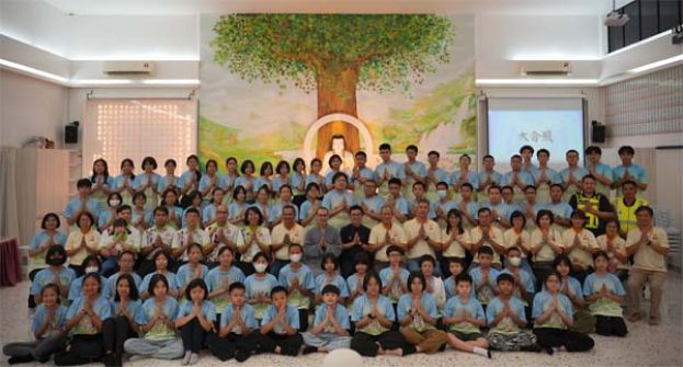 第二届"走出去，动起来"中学生学佛营的大合影。