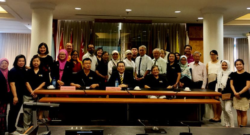 第14届大马安宁疗护大会新闻发布会。前排中为古晋南市市长拿督黄鸿圣。