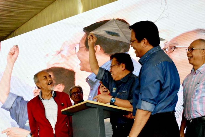 砂首阿邦佐哈里（右二）拉动风筝线为嘉年华主持开幕。