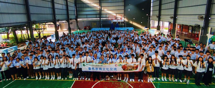 古晋四中全体师生热烈欢迎姐妹校台中新社高级中学到来，并在四中大礼堂合影“全家福大合照”。