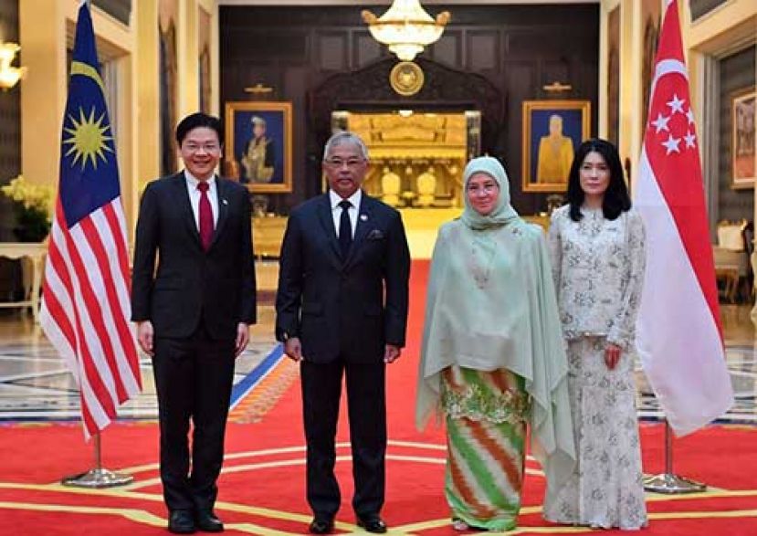 ●国家元首苏丹阿都拉（左二起）及元首后东姑阿兹莎阿米娜，接见礼貌拜会的黄循财（左一）及黄循财夫人。