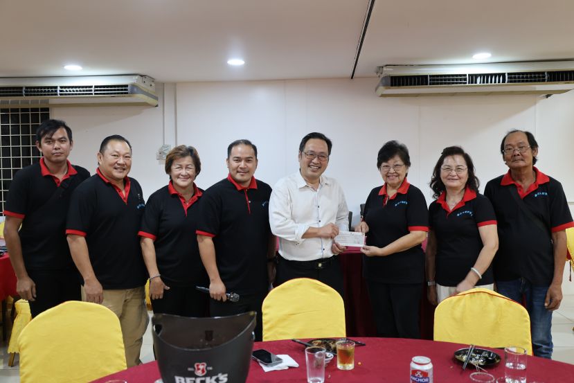 砂行动党实旦宾区国会议员张健仁（右4）在众人的陪同下，移交拨款支票予晋汉大连歌友社主席叶玉翠（右3）。左1起为理事郑玉宝、副秘书卓萧雄、秘书余悦凤及财政陈健勇；右起为副主席陈秀粦及理事官侑媚。