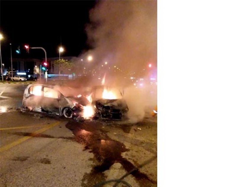 两轿车碰撞后起火燃烧。