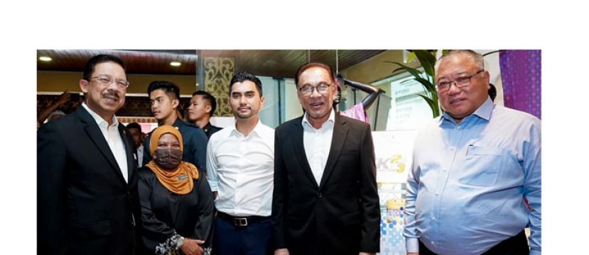 拿督斯里安华（右三）参观国家工艺展览，右一为拿督斯里张庆信。