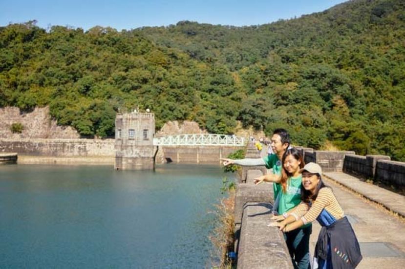 记者与两位绿色力量专家一起出发游城门水塘集水区。