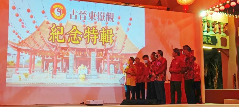 砂副总理兼砂公共卫生、地方政府与房屋部长拿督斯里沈桂贤（左一）为古晋东岳观建观20周年纪念特刊主持推展礼，左二为副主席郑顺安、主席方文祥太平局绅、拿督杨昆贤、南市市长拿督黄鸿圣、署理主席方茗生、筹委会主席李国豪。