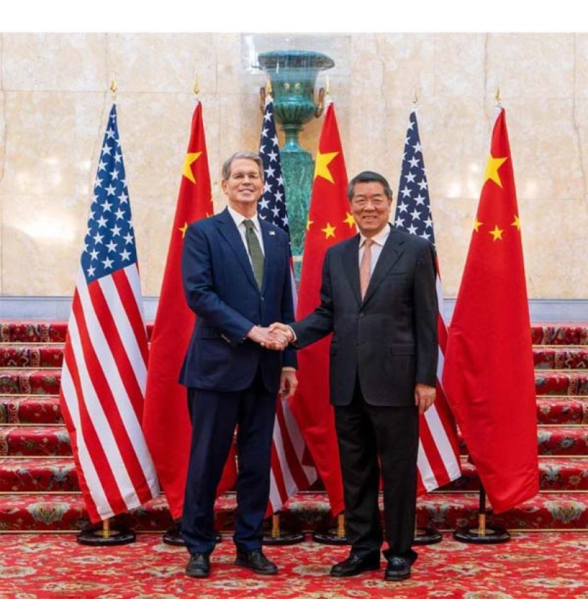  美国财政部长贝森特（左）和中国国务院副总理何立峰（右）9日在伦敦兰卡斯特宫举行的贸易谈判中握手合影。