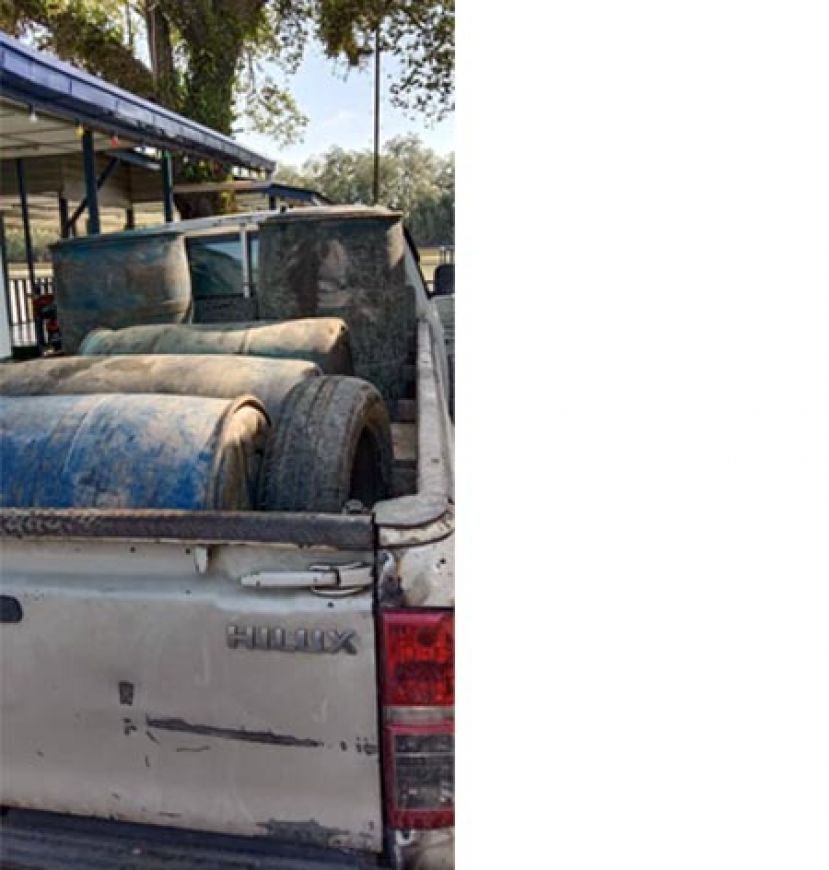  泗里街水警扣押皮卡车司机和桶装柴油。