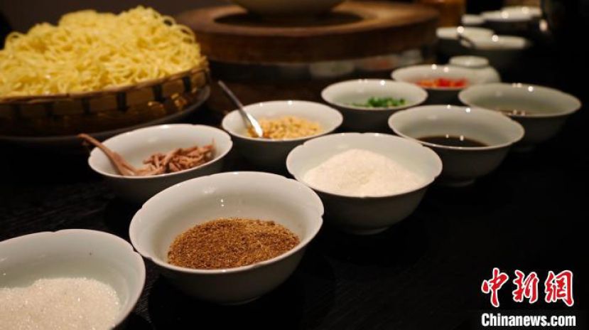 待拌的凉面和各色调味料。