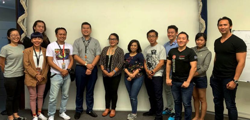 古晋新闻从业员协会新届理事合影。左起;为理事江奕贤、财政庄可丽、理事江信承、副秘书罗伊艾莫、副主席张德伟、主席杰克琳戴维、理事纳蒂雅哈莎妮、副财政祖拉扎、理事陈家如、 理事郑吕丰、理事田苏恩及理事阿迪奥斯曼。