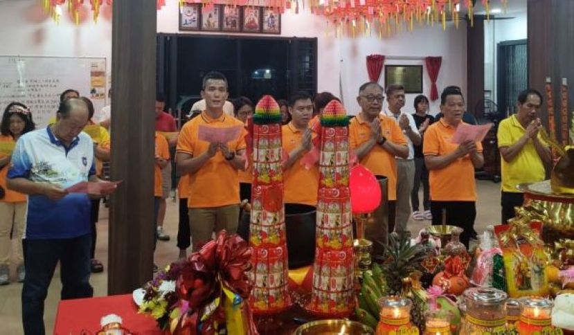 古晋德教会济兴善社于昨晚（9日）举行广泽尊王暨何野云圣祖千秋神诞，由社长陈瑞兴（右3）率众德生们进行庄严诵经祈福仪式。右起为田瑞财、龚德良；左起是砂同心善堂主席黄国远、陈伟斌、方圣乔等人虔诚膜拜。