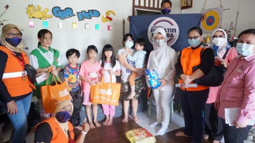 砂福利、社区和谐、妇女、家庭及儿童发展部长拿督斯里陈赛明（右4）移交援助品予受惠家庭。