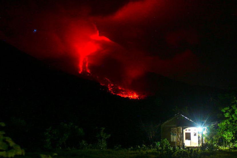 印尼勒沃托比拉基拉基火山频喷发，佛罗雷斯岛疏散6500人。