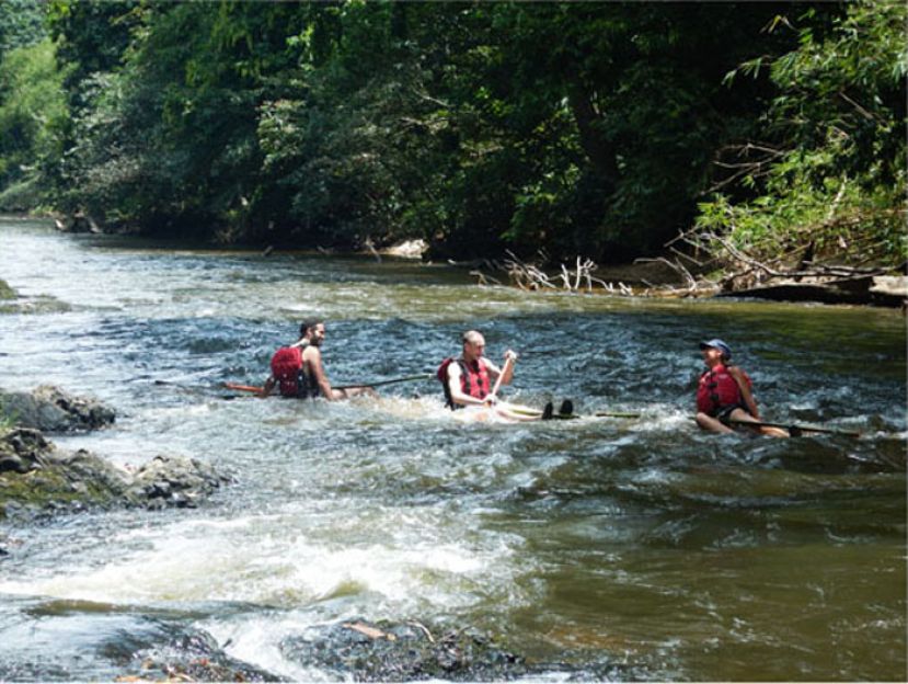●激流中体验划舟乐趣，旅客乐在其中。