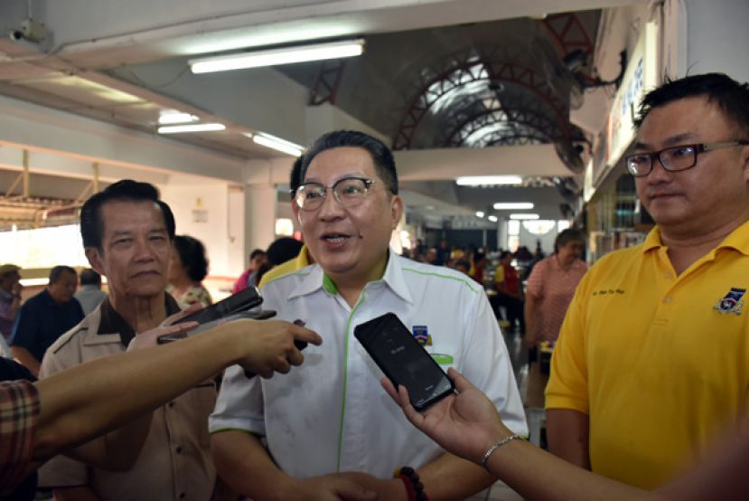 南市市长拿督黄鸿圣（中）警告，燃放孔明灯的市民抵触刑事罪，可被提控上庭。