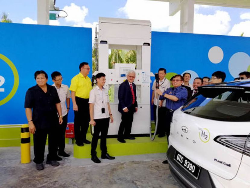 砂首长拿督巴丁宜阿邦佐哈里为在能源补充站为氢气汽车添加氢气。