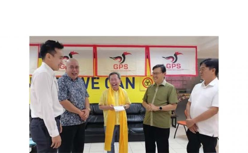 吴豪忠（左2）与田锦龙（左）向沈桂贤副总理（中）汇报将办的宝光村六角亭中元节祭祀活动；右起为许义华、薛华东。