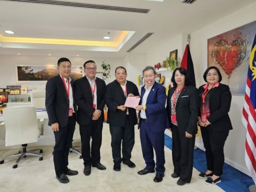 马佛总砂分会副主席林德喜在理事们的陪同下，移交邀请函于州副总理拿督阿玛沈桂贤医生。右起为筹委张贵伟、总务林迪辉，左起为筹委蔡淑桦、财政房秀芳。