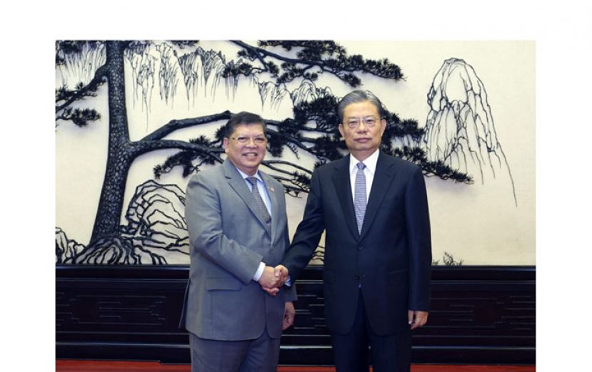 国会下议院议长佐哈里在北京人民大会堂与中国全国人大常委会委员长赵乐际会面。