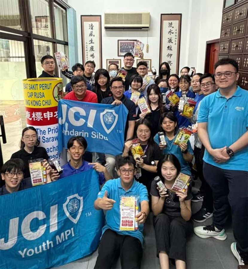 在结束走访前，团员们和保元行第三代负责人丁道康、诗巫文华国际青年商会会长张永毅、活动筹委会主席池曜桐以及2026年诗巫毕理少青商会会长林凯乐合影留念。