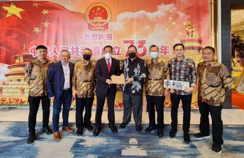 古晋中中校友会会长拿督黄国辉（右四）移交《中中校友书画展》邀请函予中国驻古晋总领事邢伟平（左四）。左一为副财政张职程、秘书长田荣喜、署理会长许庆喜。右一起为教育主任吴泽源、副会长兼青年团团长陈明、副会长张光福。