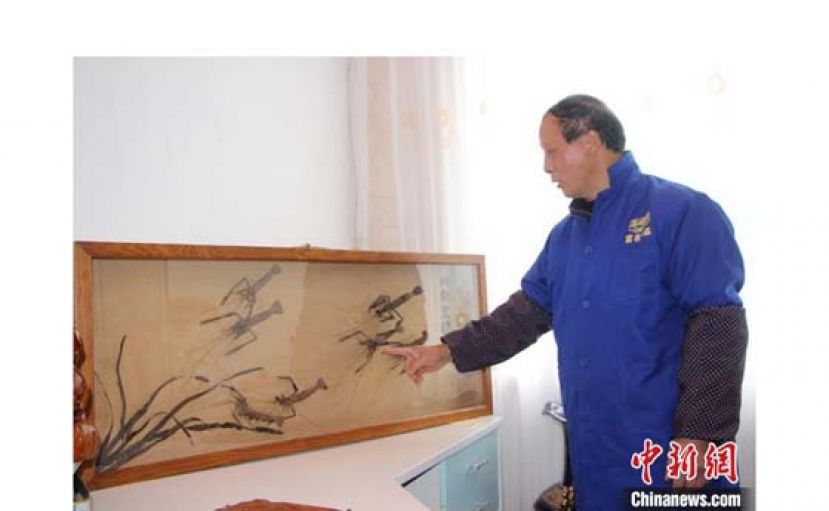 民间艺人江于冬介绍木屑剪雕工艺品。