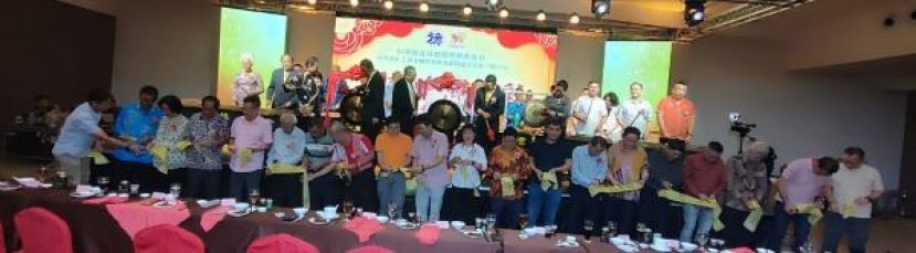 众嘉宾在击鼓鸣锣以及剪裁时摄。