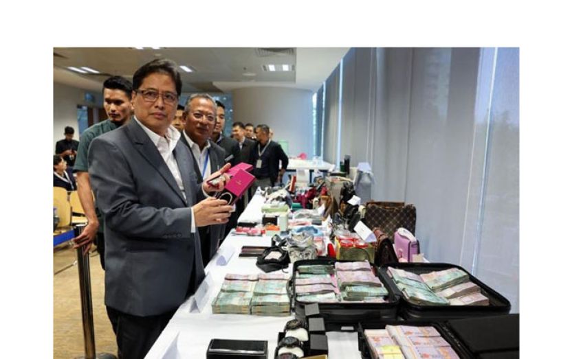 丹斯里阿占巴基展示搜获大批现金等。