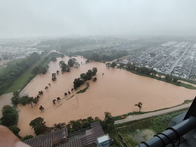 柔佛州豪雨引水灾 3个县沦陷  逾千人安置水灾疏散中心