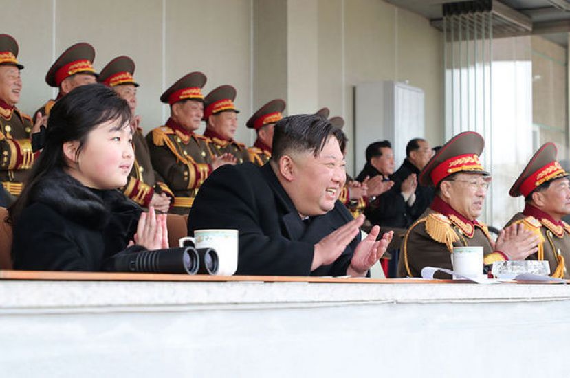 金正恩带著宝贝女儿金主爱出席观赏体育竞赛。