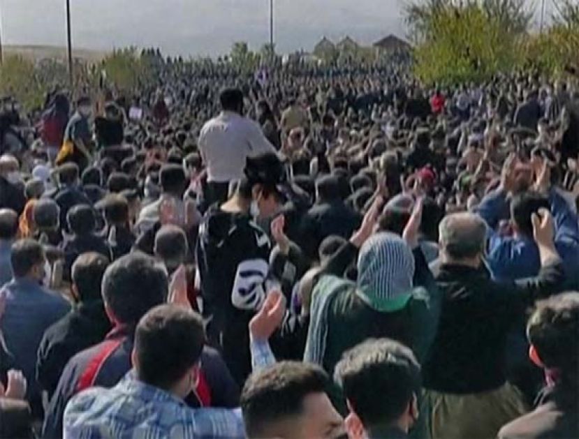 数百名抗议者在阿米尼家乡伊朗西部库尔德斯坦省 集会。警方随后武力镇压。