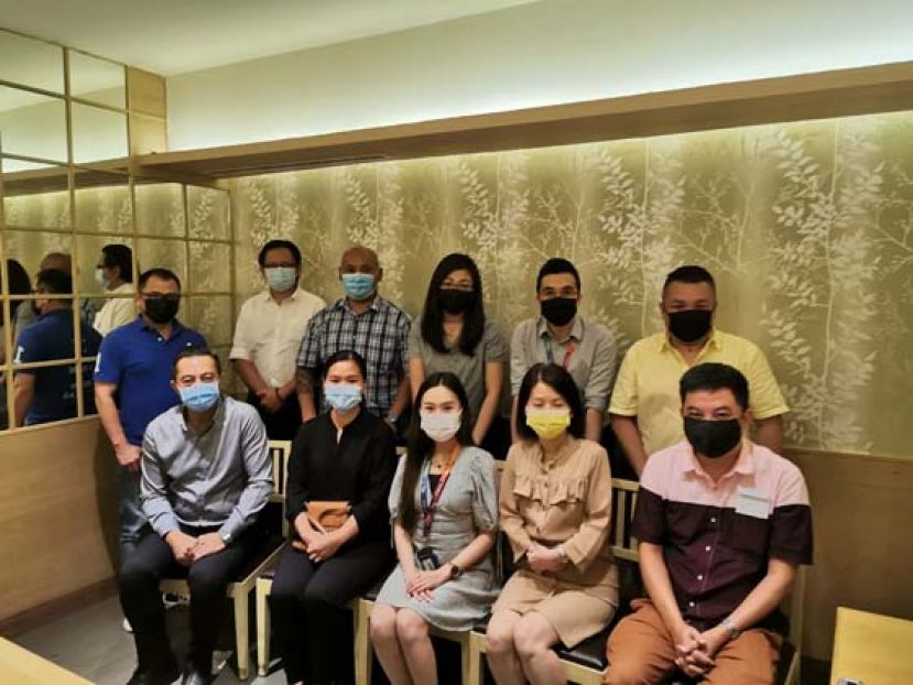  后排左3为Vivacity购物广场营运董事佐纳登、总部董事刘美菁（后排右3）及财务董事郑堡心（前排右2）。