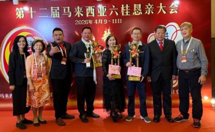 中砂六桂堂副主席洪荣裕（右起）、主席江宗兴与歌赛冠军洪长恩、亚军林顺美、精英奖和服装奖方家栋、青年团团长龚久辉、妇女组财政黄喜燕妇女组副财政叶淑霞合影。