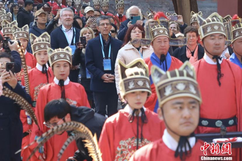 2024年11月5日，&ldquo;世界古典学大会&middot;走读中国之齐鲁印象行&rdquo;活动在持续举行，来自8个国家和地区的近30名外籍古典学专家学者走进孔子故里──山东曲阜，感知儒家文化。图为外籍古典学专家学者走进曲阜孔庙，观看祭孔仪式。