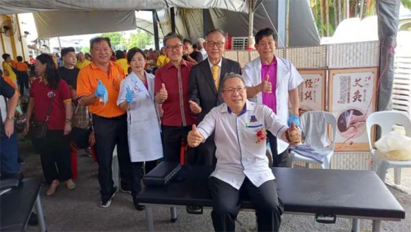 拿督黄鸿圣市长（前排坐者）力赞济兴善社所办中医义诊施医赠药活动。后排右起为许国模医师、济兴善社社长陈瑞兴、薛华东、龚桂蓉医师、陈中兴医师。