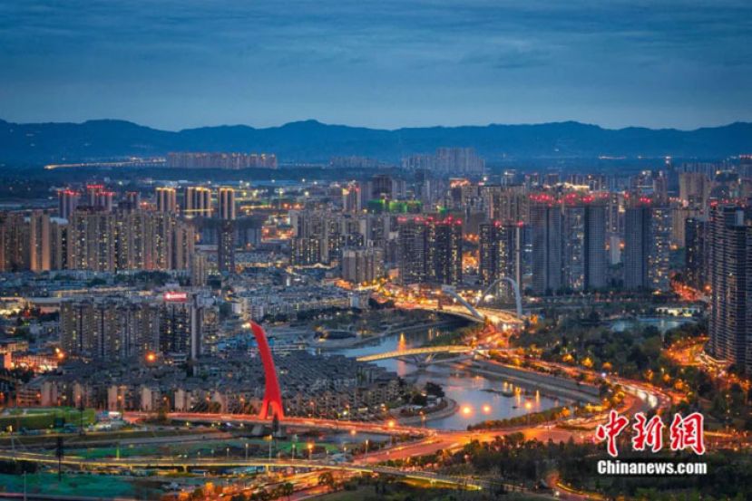 夜幕下的锦江。