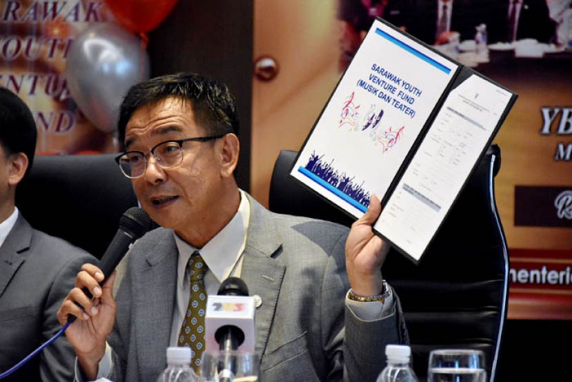 砂旅游、艺术、文化、青年与体育部部长拿督阿都卡林韩沙向媒体展示砂政府以500万令吉设立&ldquo;砂拉越青年创投基金&rdquo;（音乐与戏剧）表格。