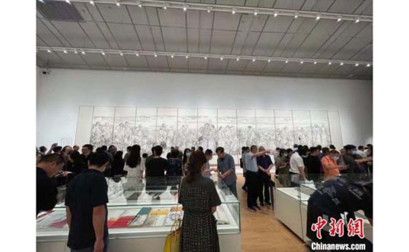 每一幅画作前，都围着静静欣赏的观众。