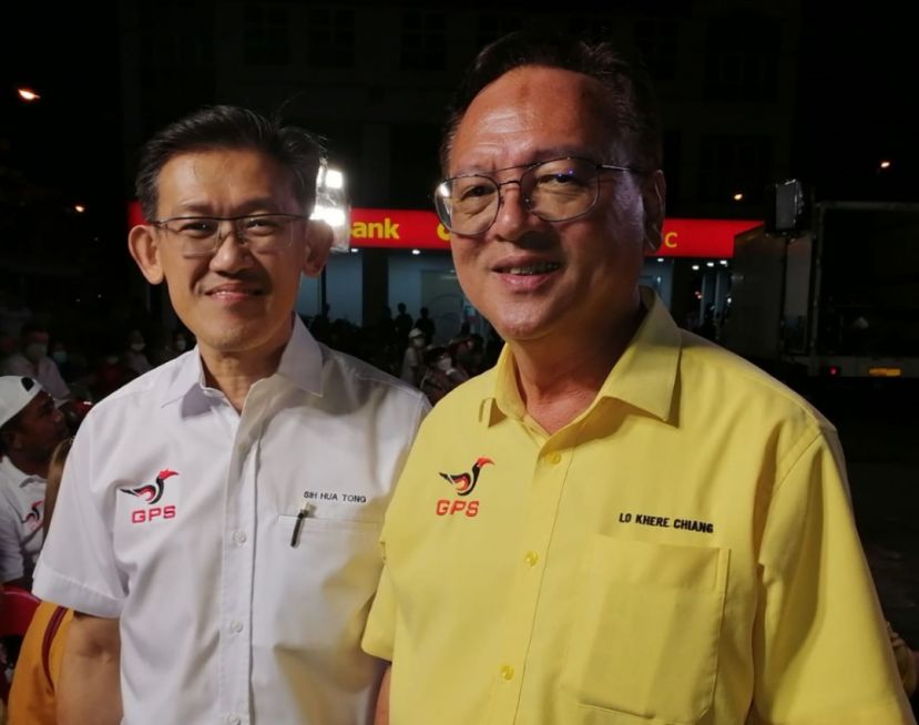 砂盟实淡宾国区候选人罗克强（右）与人联党副主席薛华东集会合影。