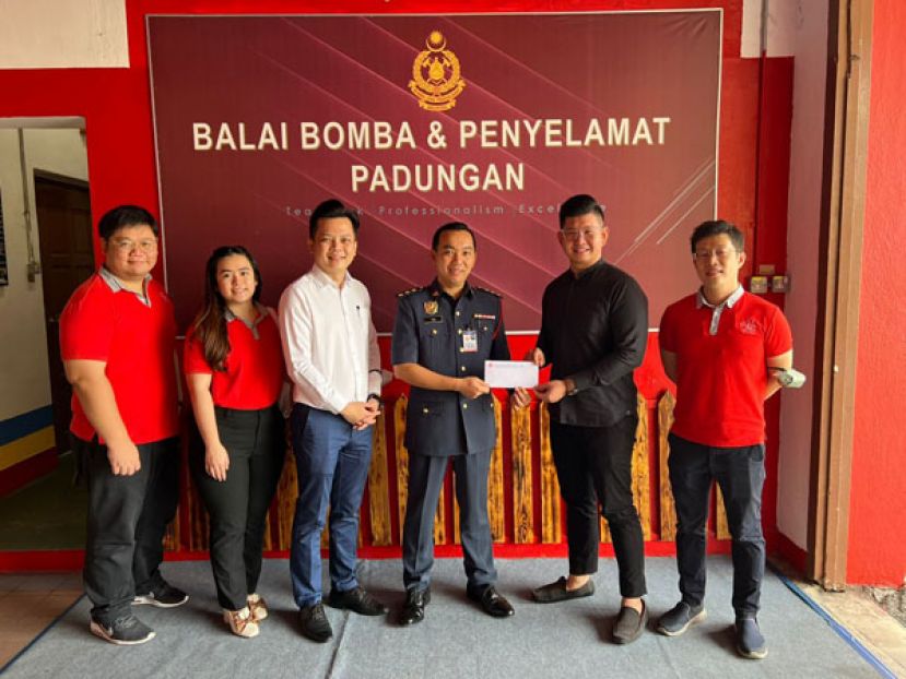 筹委会主席温健淵移交邀请信函予浮罗岸 消防局局长 PB Ketua Balai Tuan Tan Min Chai,左起为会长朱承褡,、青年团团长黄晓恩,、青年团理事蔡松沅及右一为秘书李嘉浩。