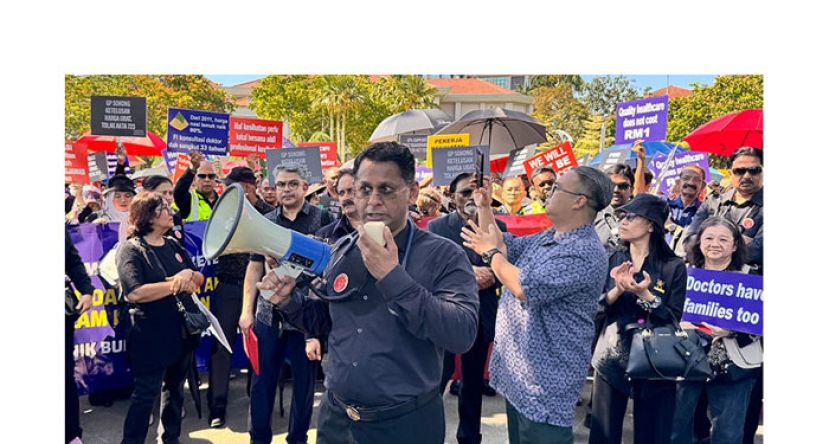 全国15个医药与执业医生组织在首相署外展开和平集会。