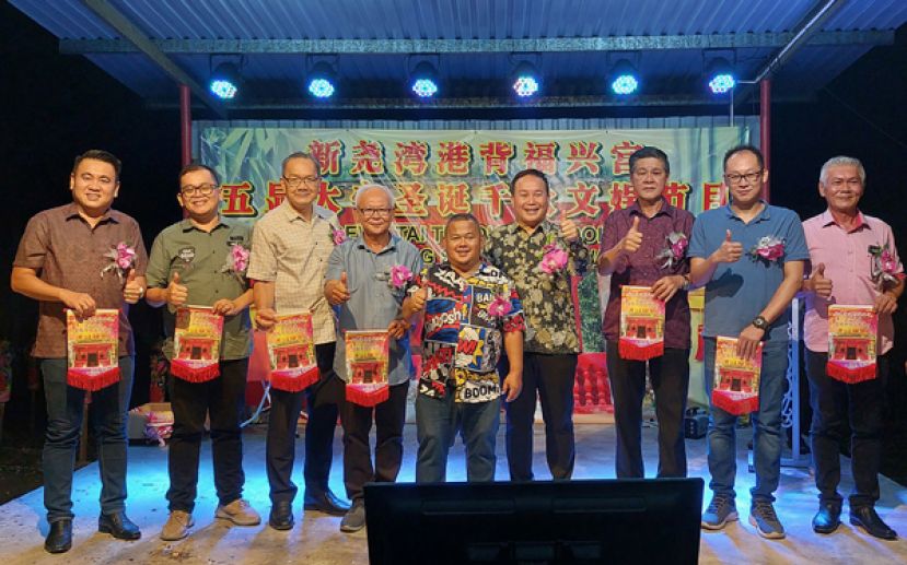 众贵宾在进行联合拉彩仪式后合摄。左起为甲必丹余德胜、甲必丹黄文佳、本曼查黄扬浪、新尧湾港背福兴宫理事会主席甲必丹詹国勇、石联埠区州议员米罗西姆的代表布冷县议员、婆罗洲高原区国会议员拿督威利莫因、本固鲁黎世雄、甲必丹曾世凯及温武生县议员。