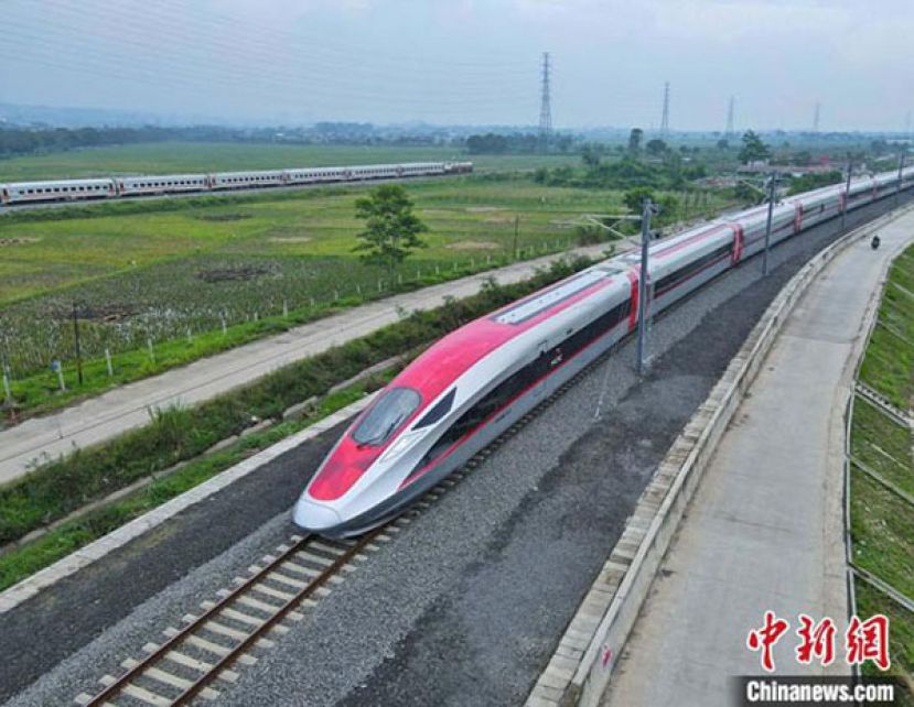 高速动车组首次在雅万高铁线路上亮相。 