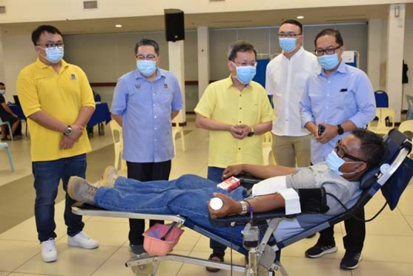 左起为南市市议员吴芝辉、南市市长拿督黄鸿圣、部长拿督斯里沈桂贤、郑摩托专卖店董事郑国栋、血库与输血服务主管默哈莫玛斯林。