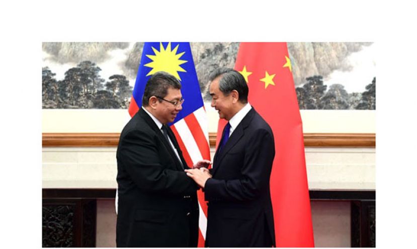 中国外长王毅与大马外长赛夫丁。（档案照片）