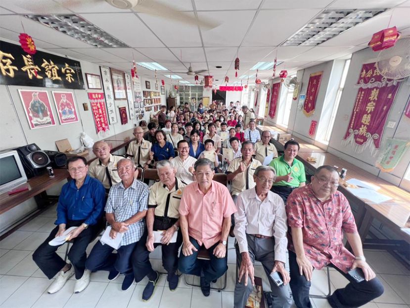 大合照： 前排中主席亚德，左1署理主席永诚，左2顾问正克，左3副主席继正，右1顾问宗利，右2副主席国兴。