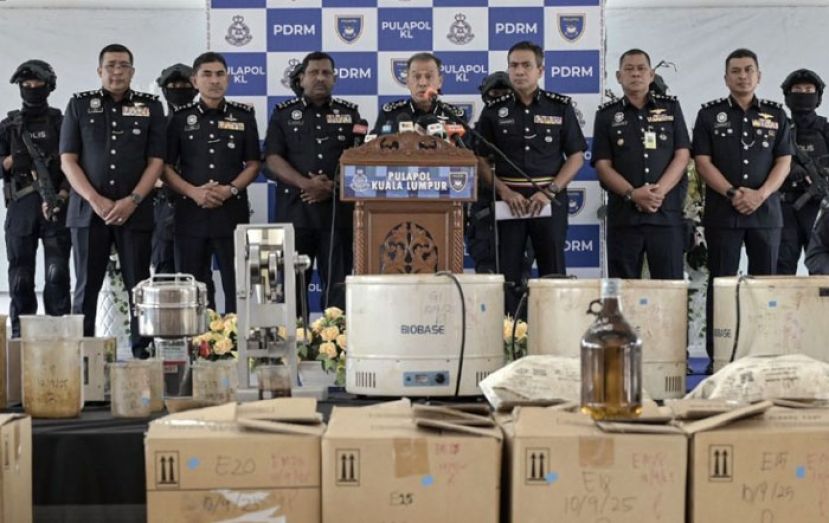 全国总警长莫哈末卡立(中)展示起获的毒品与炼毒器具。